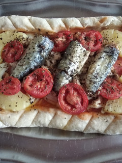 Una foto de Coca de sardinas con tomate y 🍍 piña