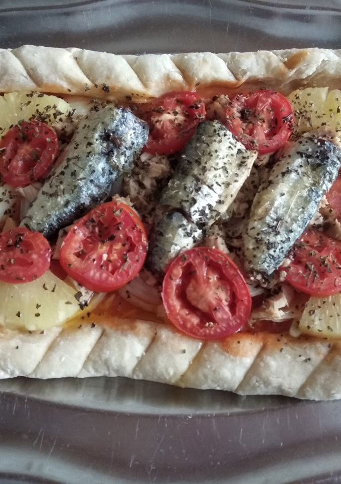 Una foto de Coca de sardinas con tomate y 🍍 piña