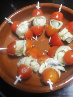 Una foto de Banderillas de cherry con boquerones y queso