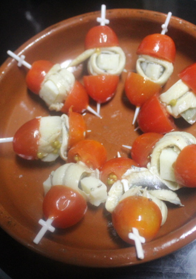 Una foto de Banderillas de cherry con boquerones y queso