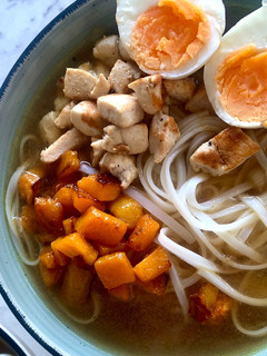 Una foto de “Ramen” de pollo y calabaza