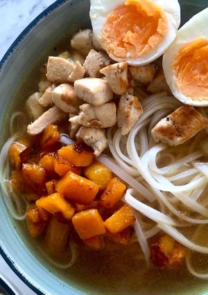 Una foto de “Ramen” de pollo y calabaza