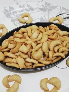 मैदा के काजू(Maida ke kaju recipe in Hindi) रेसिपी मुख्य फोटो