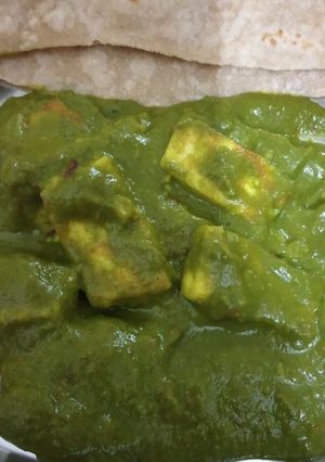 A picture of Palak paneer.