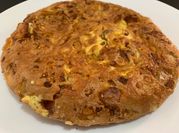 Una foto de chicharrones con huevo