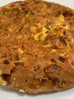 Una foto de Tortilla española con chicharrón