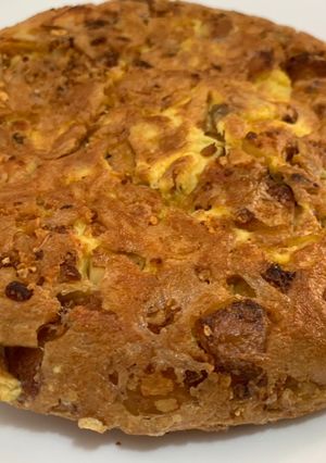 Una foto de Tortilla española con chicharrón