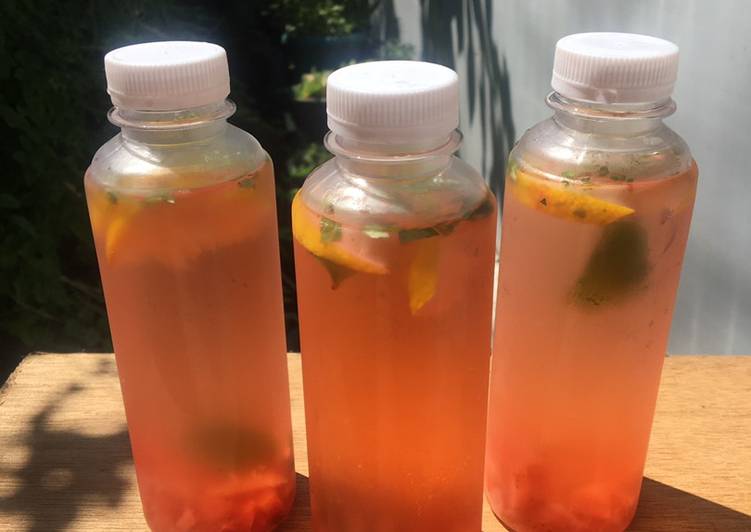 Resep Infused Water: Strawberry Mint Lemon yang Lezat
