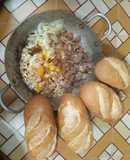 Bánh mì ốp la với bò