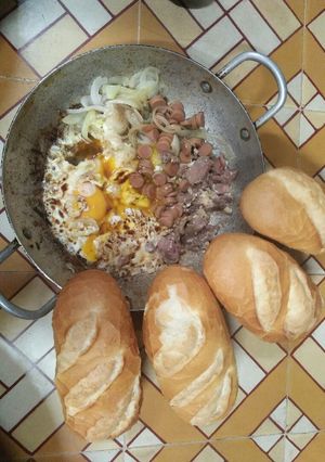 Hình của món Bánh mì ốp la với bò.