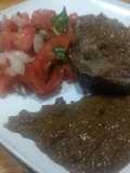 Lomo en salsa de hongos, tomates secos y ajo con ensalada fresca