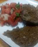 Lomo en salsa de hongos, tomates secos y ajo con ensalada fresca