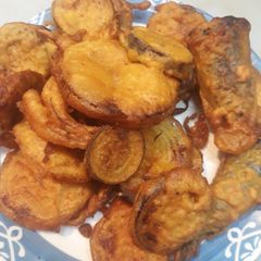 A picture of Golden mix bhajias.