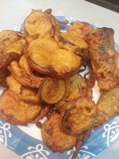 A picture of Golden mix bhajias.