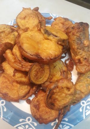 A picture of Golden mix bhajias.