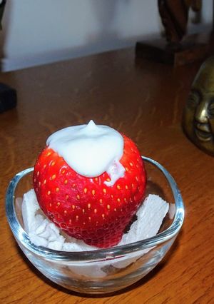 Une photo de Fraises fourrées à chantilly de coco (vegan)