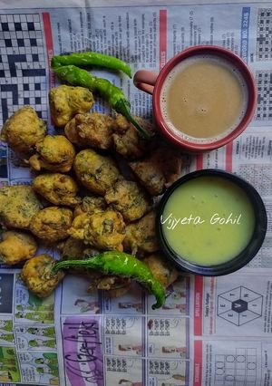 મેથી ગોટા અને કઢી(Methi pakoda and Kadhi recipe in Gujarati) રેસીપી મુખ્ય ફોટો