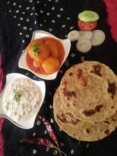 કાશ્મીરી દમ આલુ વીથ લચ્છા પરાઠા(Kashmiri Dum Aloo with Laccha paratha Recipe In Gujarati) રેસીપી મુખ્ય ફોટો