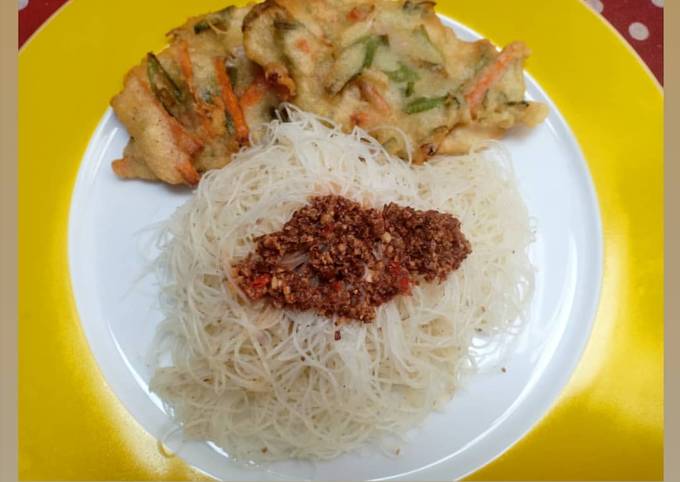 Bihun Goreng & Bala-Bala (Bakwan Sayur)