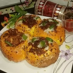 A picture of Open chicken cheese buns in pateela.