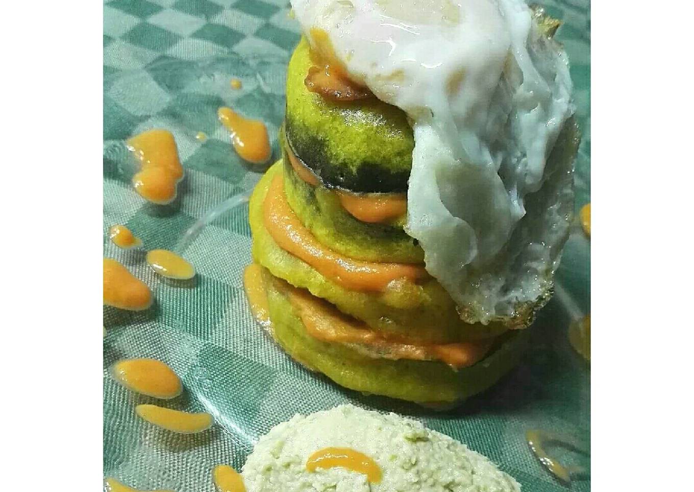 Tempura de berenjenas con salmorejo, huevo frito y paté altramuz