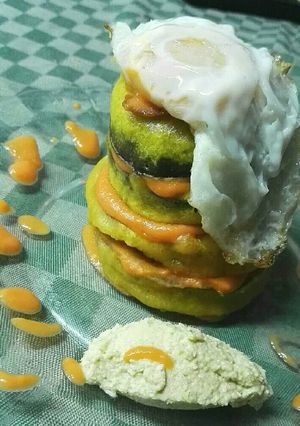 Una foto de Tempura de berenjenas con salmorejo, huevo frito y paté altramuz