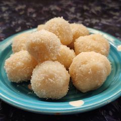 A picture of Instant Coconut Laddu.