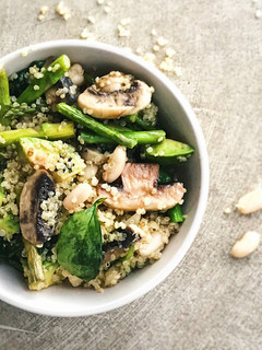 Una foto de Ensalada de alubias blancas con quinoa, espárragos y champiñones. Receta vegana