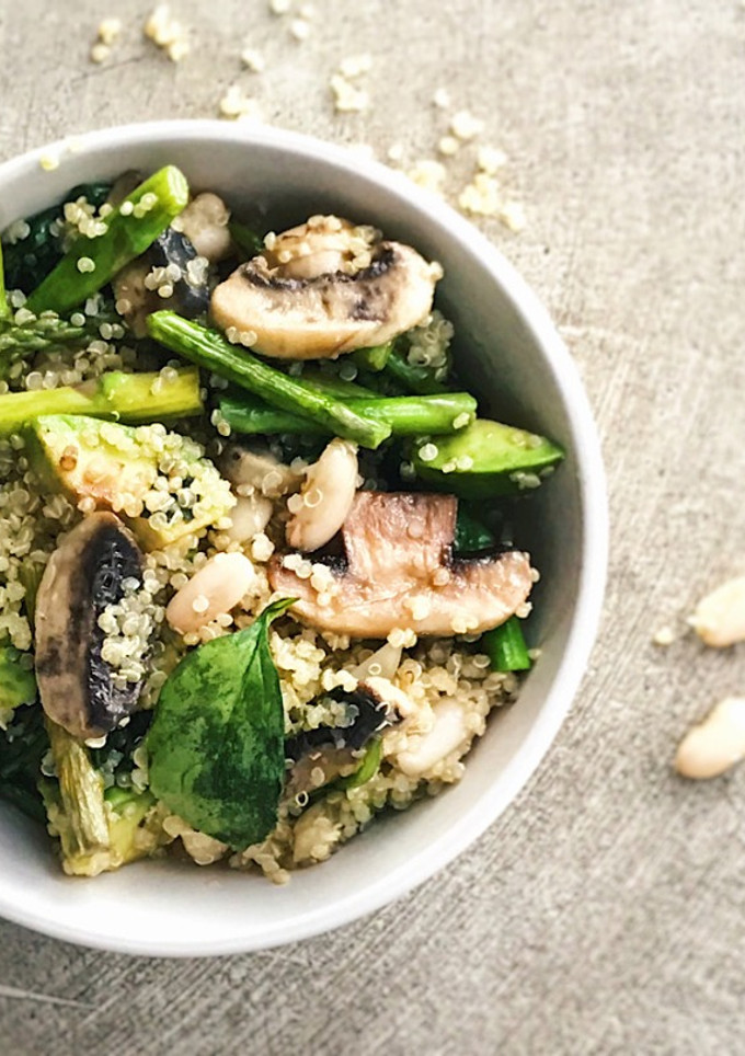 Una foto de Ensalada de alubias blancas con quinoa, espárragos y champiñones. Receta vegana
