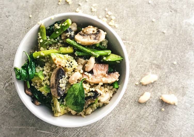 Ensalada de alubias blancas con quinoa, espárragos y champiñones. Receta vegana