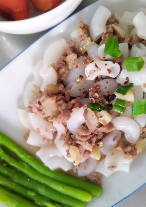 Hình của món Nui bò xào măng tây.