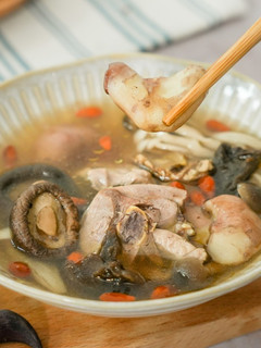 【老菜脯菱角菇菇雞湯】寒露節氣燉湯,健脾養胃 的食譜成品照片