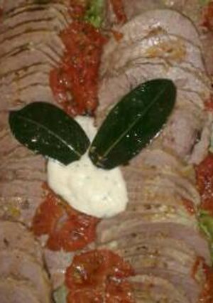 Una foto de Peceto braseado con tomates confitados y mayonesa de ajo al horno
