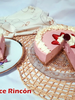 Una foto de Tarta mousse de fresas y frambuesas 🍓🍓 ¡¡De rechupete!! 😋