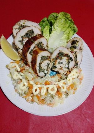 Una foto de Arrollado de pollo con verduras y Ensalada Rusa
