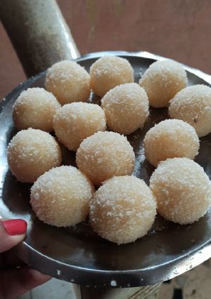 A picture of Coconut ladoo.