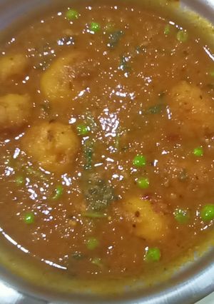 ढाबा स्टाइल आलू दम मटर वाली (dhaba style aloo dum matar wali recipe in Hindi) रेसिपी मुख्य फोटो