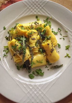 A picture of Khandvi.