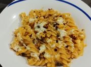 Una foto de fusilli con champiñones