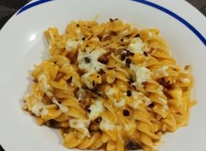Una foto de 🍅Pasta con champiñones y crema de jitomate 🍅