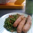 Salchichas al vapor de guisantes a la cerveza con bacon
