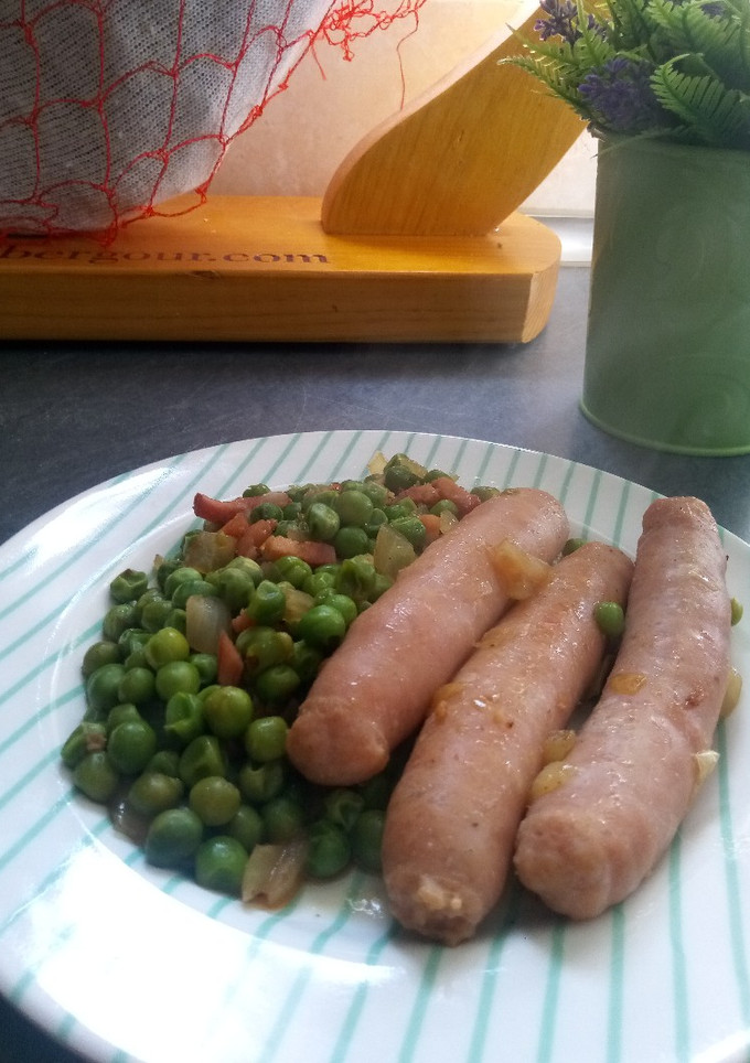 Una foto de Salchichas al vapor de guisantes a la cerveza con bacon