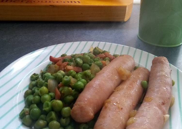 Salchichas al vapor de guisantes a la cerveza con bacon