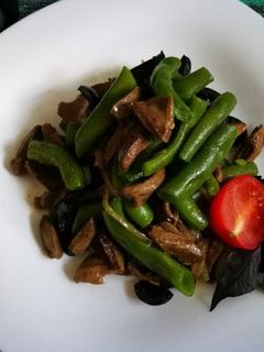 Фото Салат со стручковой фасолью и куриными сердечками.