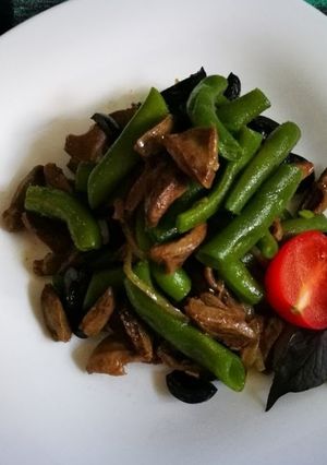 Фото Салат со стручковой фасолью и куриными сердечками.