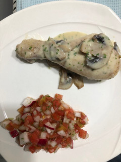 Una foto de Pollo en salsa de champiñón y pico de Gallo