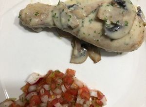 Una foto de Pollo en salsa de champiñón y pico de Gallo