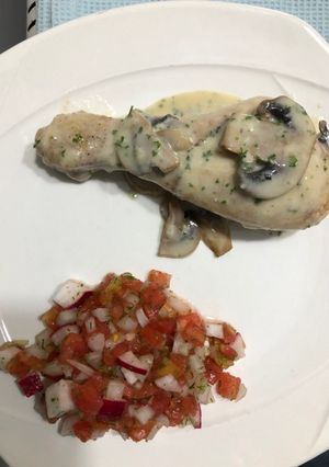 Una foto de Pollo en salsa de champiñón y pico de Gallo