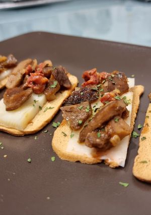 Una foto de Níscalos con Chorizo y queso curado