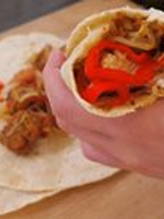 Una foto de Tortillas de trigo con este inigualable salteado de pollo y verduras